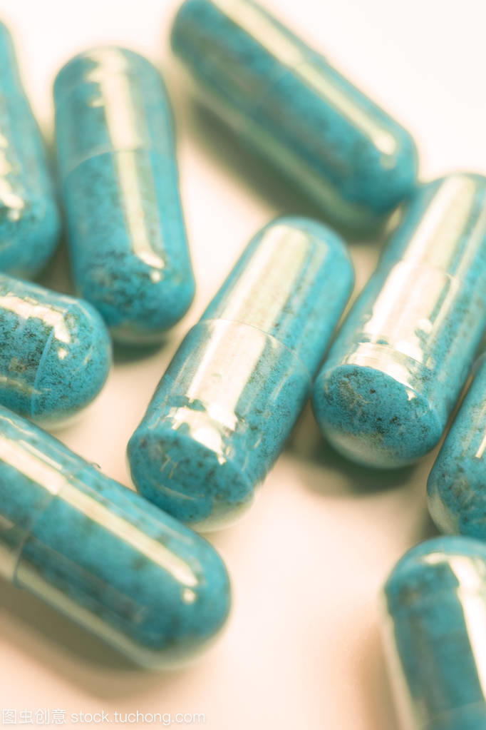 多種維生素與礦物質 天然保健食品補充丸助力健康生活